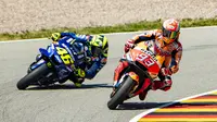 Ilustrasi persaingan Marc Marquez dan Valentino Rossi di MotoGP. (Robert MICHAEL / AFP)