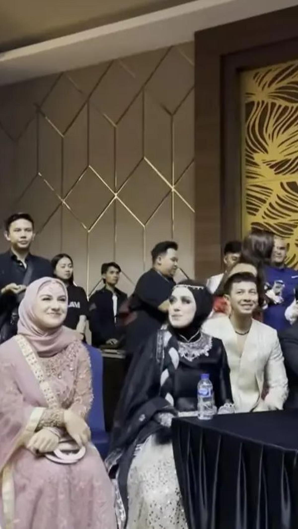 Irish Bella mengungkap bahwa dirinya telah "diteror" oleh Fairuz untuk mengenakan pakaian Bollywood dalam acara ulang tahun Sony.