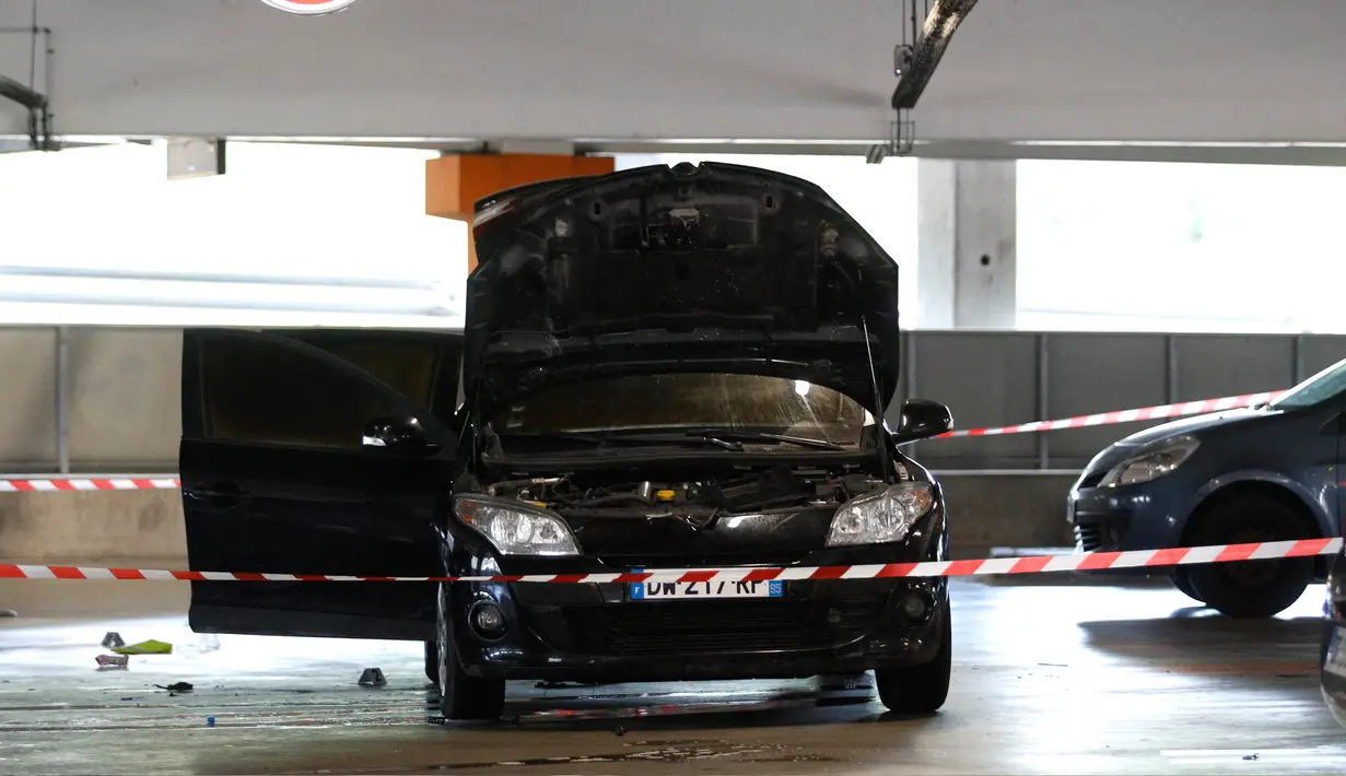 Sebuah mobil Renault Megane yang ditinggalkan gangster terkenal Prancis, Redoine Faid di tempat parkir pusat perbelanjaan di Aulnay-sous-Bois, utara Paris, Minggu (1/7). Faid sedang menjalani hukuman 25 tahun di penjara. (AFP/GEOFFROY VAN DER HASSELT)