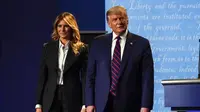 Presiden Donald Trump bersama ibu negara Melania Trump berdiri di atas panggung setelah debat presiden pertama dengan calon presiden dari Partai Demokrat, mantan Wakil Presiden Joe Biden Case Western University dan Cleveland Clinic, di Cleveland, Ohio, Selasa, 29 September 2020. (AP Photo/Julio Cort