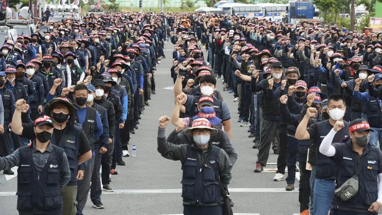 Pemogokan serikat pekerja kargo di Korsel pada Juni 2022.