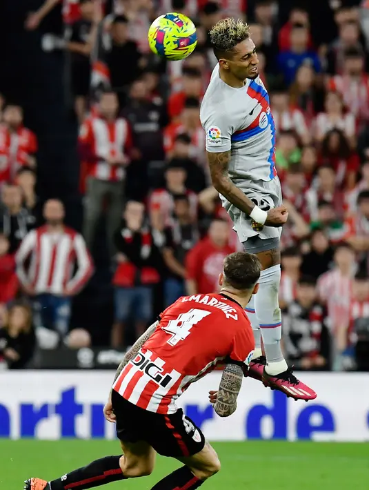 Pemain Barcelona Raphinha melompat saat melawan Athletic Bilbao pada pertandingan sepak bola La Liga Spanyol di Stadion San Mames, Bilbao, Spanyol, 12 Maret 2023. Barcelona mengalahkan Athletic Bilbao dengan skor 1-0. (AP Photo/Alvaro Barrientos)