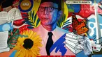 Petugas Palang Merah Indonesia (PMI) menyemprotkan cairan disinfektan di SMA 70 Jakarta, Kamis (27/1/2022). Pemprov DKI Jakarta mencatat ada 90 sekolah ditutup sementara akibat ditemukannya kasus COVID-19 varian Omicron yang tersebar di lima kota administrasi DKI Jakarta. (merdeka.com/Imam Buhori)