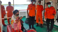 Proses evakuasi warga dari Pelabuhan Tagulangdang, Sitaro, ke Pelabuhan Likupang, Minahasa Utara pada, Kamis (18/4/2024).