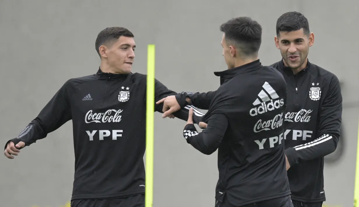 Bek Argentina Nahuel Molina (kiri), Lisandro Martinez (tengah) dan Cristian Romero mengambil bagian dalam sesi latihan di Ezeiza, Buenos Aires, Rabu (13/10/2021). Argentina dan Peru berhadapan pada lanjutan Kualifikasi Piala Dunia 2022 zona Amerika Selatan pada Jumat (15/10). (JUAN MABROMATA/AFP)
