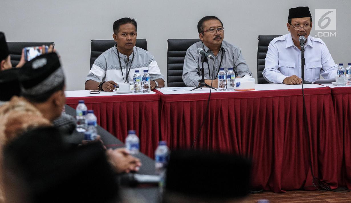 Sekda Jawa Barat, Iwa Karniwa (kanan) memberikan sambutan di kantor DPP PDIP, Jakarta, Jumat (7/7). Kehadiran Iwa mendatangi DPP PDIP untuk  pendaftaran sebagai calon gubernur Jawa Barat untuk Pilkada 2018 melalui PDIP. (Liputan6.com/Faizal Fanani)