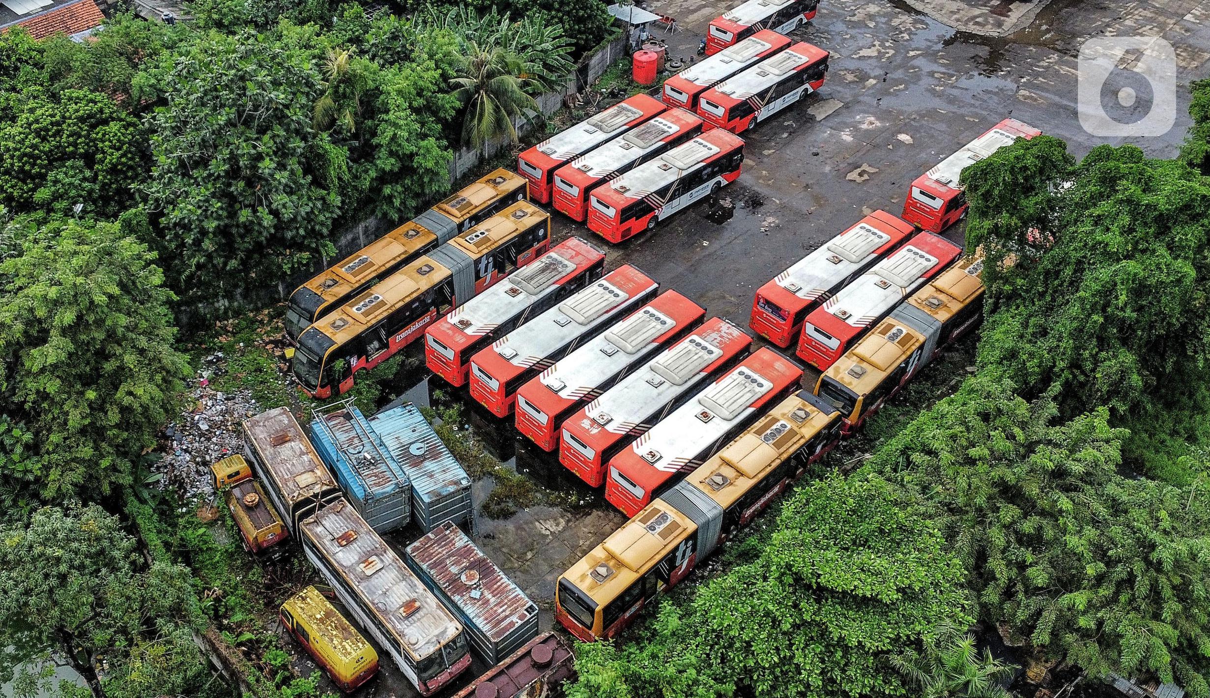 Puluhan Bus Transjakarta Terbengkalai di Terminal Pinang Ranti