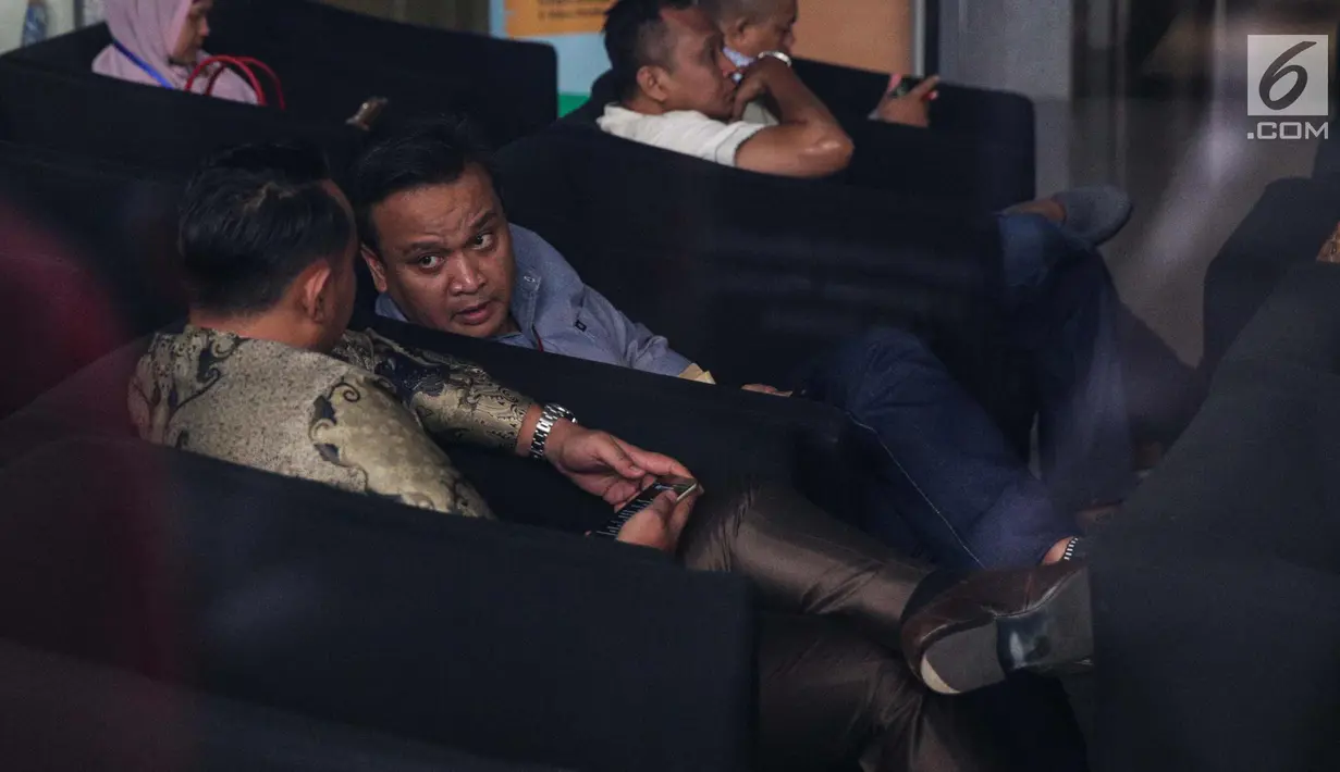 Mantan Dirut PT. Murakabi Sejahtera, Irvanto Hendra Pambudi (kanan) di ruang tunggu Gedung KPK, Jakarta, Kamis (16/11). Keponakan Ketum Partai Golkar Setya Novanto ini diperiksa sebagai saksi dugaan korupsi pengadaan e-KTP. (Liputan6.com/Faizal Fanani)
