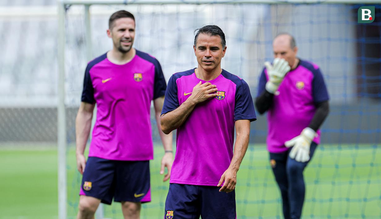 Legenda Barcelona, Javier Saviola (tengah) terlihat saat latihan jelang laga Clash of Legends melawan DRX World Legends di Stadion Utama Gelora Bung Karno (SUGBK), Senayan, Jakarta, Jumat (17/04/2026) sore WIB. (Bola.com/Bagaskara Lazuardi)