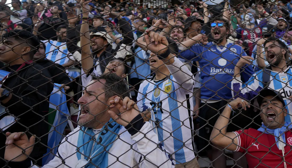 Para suporter Timnas Argentina memberikan dukungan saat menghadapi Timnas Bolivia pada laga lanjutan Kualifikasi Piala Dunia 2026 zona Conmebol di La Paz Stadium, Bolivia, Rabu (13/9/2023) dini hari WIB. (AP Photo/Juan Karita)