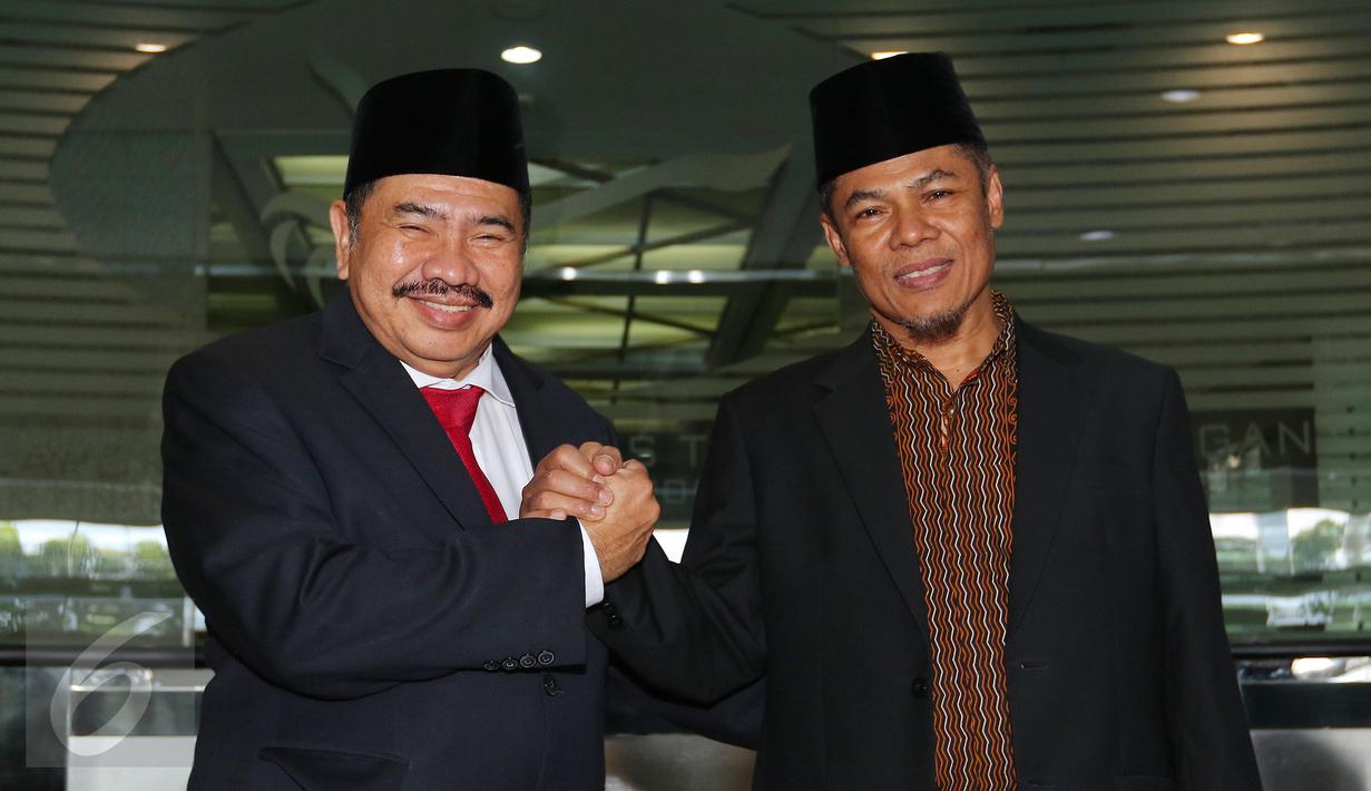 Ketua Pusat Pelaporan dan Analisis Transaksi Keuangan (PPATK),  Kiagus Ahmad Badaruddin berjabat tangan dengan Mantan Ketua PPATK, M Yusuf usai sertijab di Gedung PPATK, Jakarta, Rabu (26/10). (Liputan6.com/Angga Yuniar)