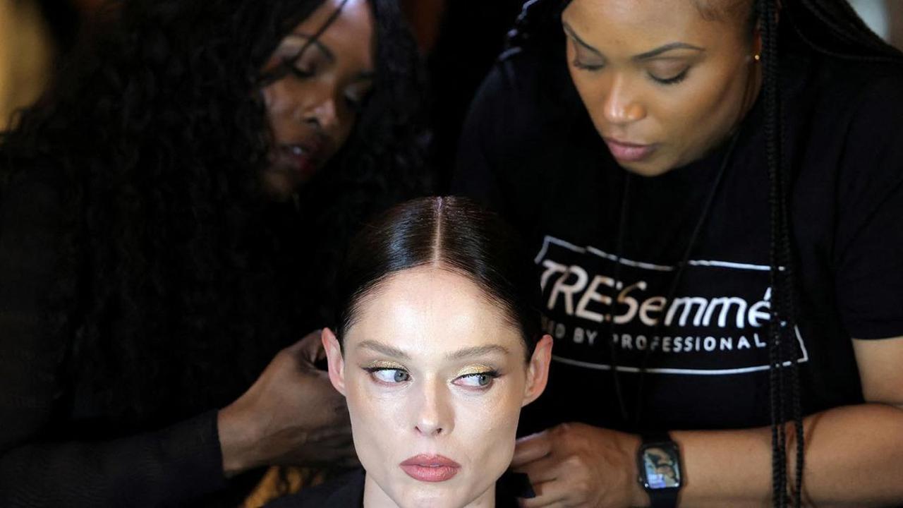 Pagelaran busana bergengsi New York Fashion Week (NYFW): The Show kini tengah berlangsung di New York, Amerika Serikat. Ajang yang berlangsung mulai 9-14 November ini menjadi platform utama bagi para desainer ternama untuk memamerkan karya terbaru mereka.