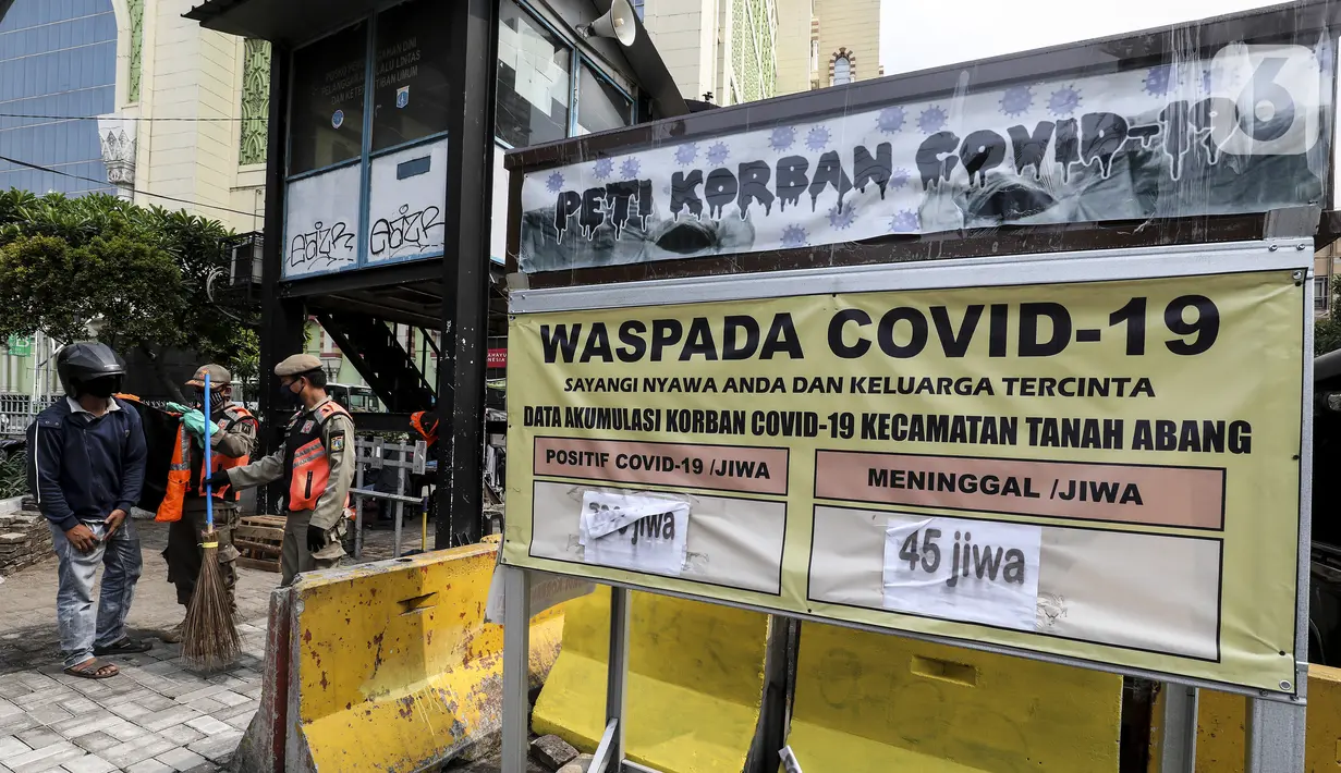Petugas menggelar razia penerapan Pembatasan Sosial Berskala Besar (PSBB) kepada warga yang tidak menggunakan masker di wilayah Tanah Abang, Jakarta, Senin (14/9/2020). Razia tersebut guna menekan kasus penyebaran COVID-19 di Jakarta pada masa PSBB. (Liputan6.com/Johan Tallo)