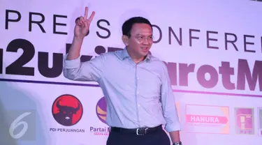 Basuki Tjahaja Purnama (Ahok) memberi salam dua jari jelang konferensi pers terkait hasil hitung cepat Pilkada DKI 2017 di Jakarta, Rabu (14/4). Ahok memberikan ucapan selamat kepada Anies-Sandi yang menang hasil hitung cepat. (Liputan6.com/Angga Yuniar)