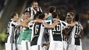 Para pemain Juventus melakukan selebrasi usai memastikan gelar scudetto setelah bermain imbang dengan AS Roma pada laga Serie A di Stadion Olimpico, Senin (14/5/2018). AS Roma imbangi Juventus dengan skor 0-0. (AP/Riccardo Antimiani)