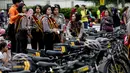 Para polisi wanita (Polwan) dari kesatuan Samapta Bhayangkara (Sabhara) Polda Metro Jaya di kawasan Bundaran HI, Jakarta, Minggu (26/3). Polwan bersepeda ini memantau kelancaran car free day. (Liputan6.com/Faizal Fanani)