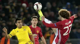 Pemain Manchester United, Marouane Fellaini (kanan) membuang bola dari kejaran pemain FC Rostov, Christian Noboa pada leg pertama Babak 16 Besar Liga Europa di OLimp 2 Stadium Rostov-on-Don, Russia (9/3/2017). MU bermain imbang 1-1. (AP/Denis Tyrin)