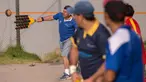 Seorang pria memukul bola saat bermain "pelota nacional" atau bola nasional di Quito, Ekuador (24/7). Permainan yang juga menjadi olahraga Ekuador ini sering disebut juga tenis raksasa. (AFP Photo/Juan Cevallos)