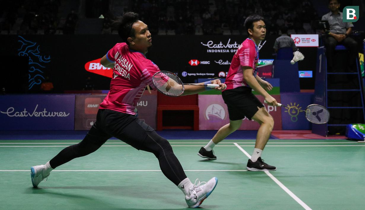 Mohammad Ahsan/Hendra Setiawan, pasangan peringkat 3 BWF dan unggulan kedua turnamen harus tersingkir di babak pertama usai kalah dari ganda putra Cina yang baru dipasangkan, Liu Yu Chen/Ou Xuan Yi dengan dua game langsung 17-21, 22-24 dalam laga yang memakan waktu 43 menit. (Bola.com/Bagaskara Lazuardi)