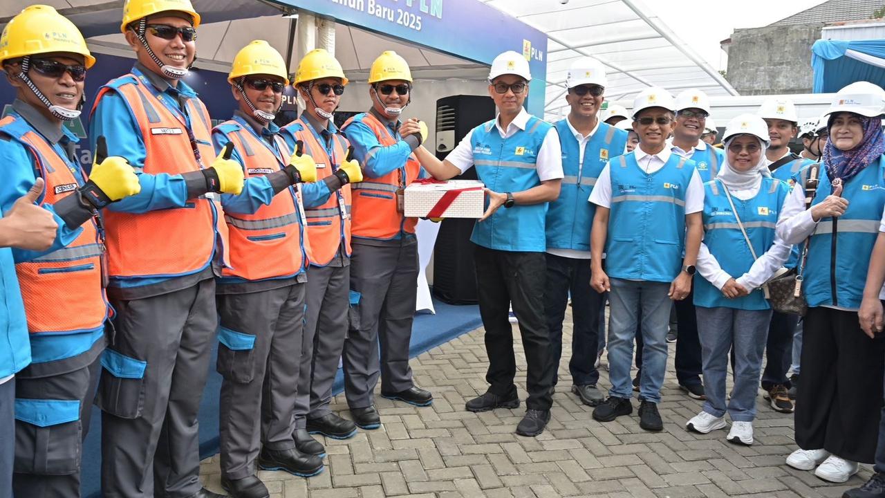 Direktur Utama PT PLN Darmawan Prasodjo Tinjau SPKLU Bandung