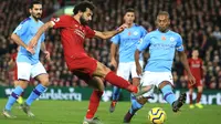 Bintang Liverpool, Mohamed Salah berusaha untuk mencetak gol ke gawang Manchester City dalam pertandingan pekan ke-12 Liga Inggris 2019-2020 di Anfield, Minggu (10/11/2019). Liverpool menghabisi Man City dengan skor cukup telak 3-1. (AP/Jon Super)