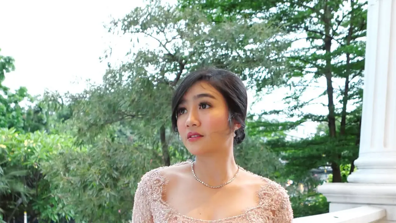 Febby Rastanty Tampil Anggun Maksimal di Acara Kondangan dengan Kebaya Berpayet Dusty Pink