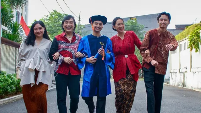 6 Potret Manis Ira Wibowo dan Katon Bagaskara Rayakan Wisuda Radya Bagaskara