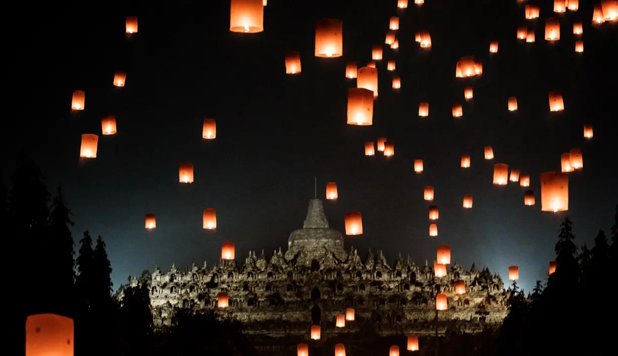 Ribuan lampion dilepasSebagai puncak peringatan Hari Raya Waisak 2569 BE/2025, umat Buddha bersama sejumlah wisatawan melepaskan lampion di depan Candi Borobudur. (YASUYOSHI CHIBA/AFP) di depan Candi Borobudur, di Magelang, Jawa Tengah, pada 12 Mei 2025. (YASUYOSHI CHIBA/AFP)