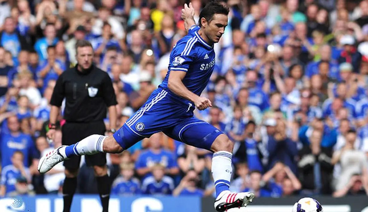 Gol Spektakuler Lampard Gandakan Keunggulan Chelsea pada laga Liga Premier Inggris antara Chelsea dan Hull City di Stadion Stamford Bridge , Minggu (18 Agustus 2013) (AFP/Carl Court)