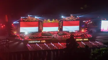 Suasana penutupan Peparnas Papua di Stadion Mandala, Jayapura, Papua, Sabtu (13/11/2021). Upacara penutupan dimulai dengan dinyanyikannya Indonesia Raya. (ANTARA FOTO/Raisan Al Farisi/nym)
