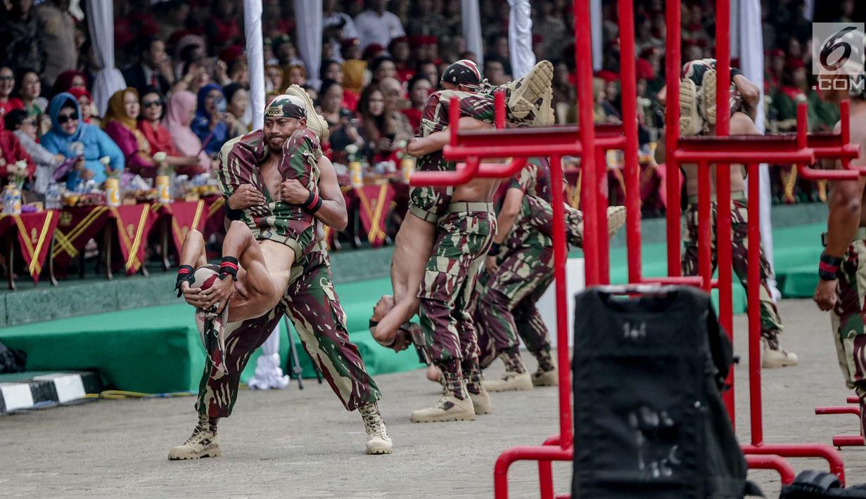 Prajurit Kopassus melakukan aksi ketangkasan saat peringatan HUT ke-67 Kopassus di Markas Kopassus, Cijantung, Jakarta, Rabu (24/4). Acara HUT Kopassus dimeriahkan sejumlah aksi demonstrasi unjuk kekuatan koprs Baret Merah ini, seperti beladiri, dan ketangkasan fisik. (Liputan6.com/Faizal Fanani)