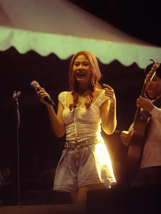 Meski dipakai untuk manggung, outfit Nadin Amizah ini akan nyaman untuk hangout. Memadukan squareneck puff sleeve dengan celana pendek [@cakecaine]