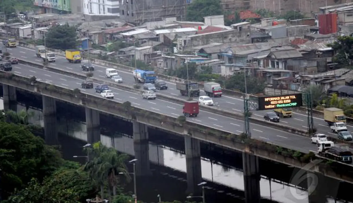 Suasana jembatan di kawasan Ancol pada sore hari. Sebelum seramai sekarang, menurut warga sekitar di jembatan tersebut sering muncul penampakan berupa gadis cantik. (Liputan6.com) 