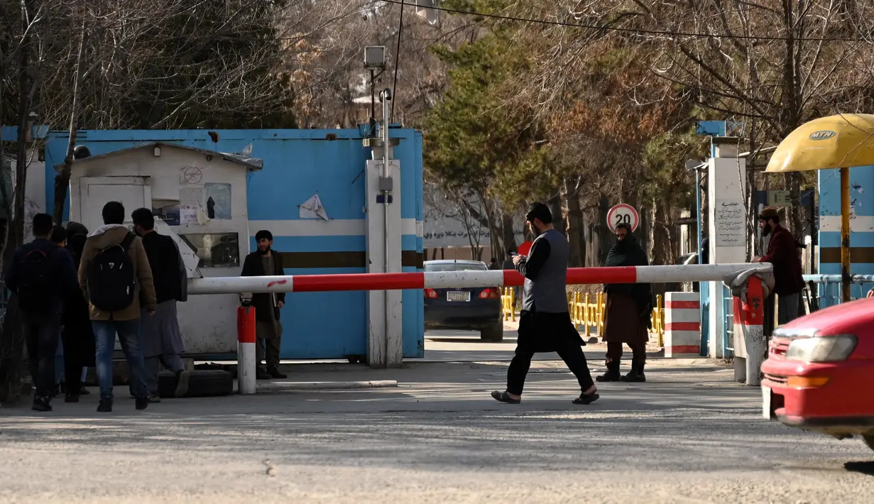 <p>Personel keamanan Taliban berjaga-jaga ketika mahasiswa laki-laki tiba setelah pembukaan kembali Universitas Kabul di gerbang masuknya di Kabul, Afghanistan, Senin (6/3/2023). Tetapi, meski dijanjikan, mereka gagal membuka kembali sekolah menengah untuk anak perempuan, yang telah ditutup selama lebih dari setahun. (Wakil KOHSAR / AFP)</p>