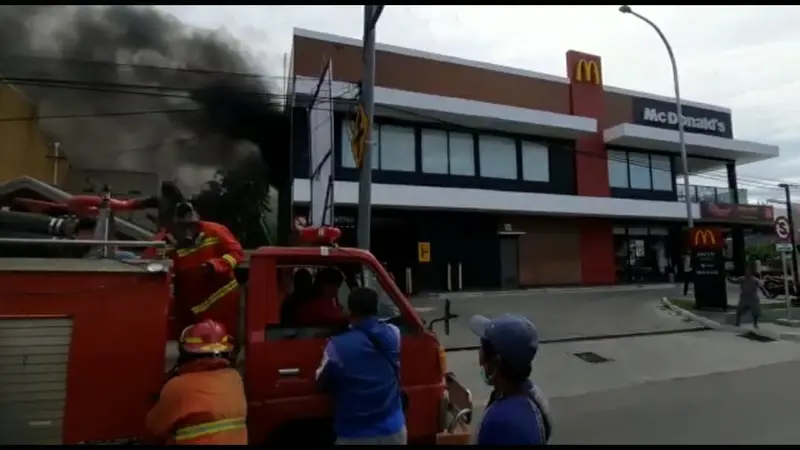 AC Korslet Restoran Mcdonald's di Gorontalo Terbakar (Arfandi Ibrahim/Liputan6.com)