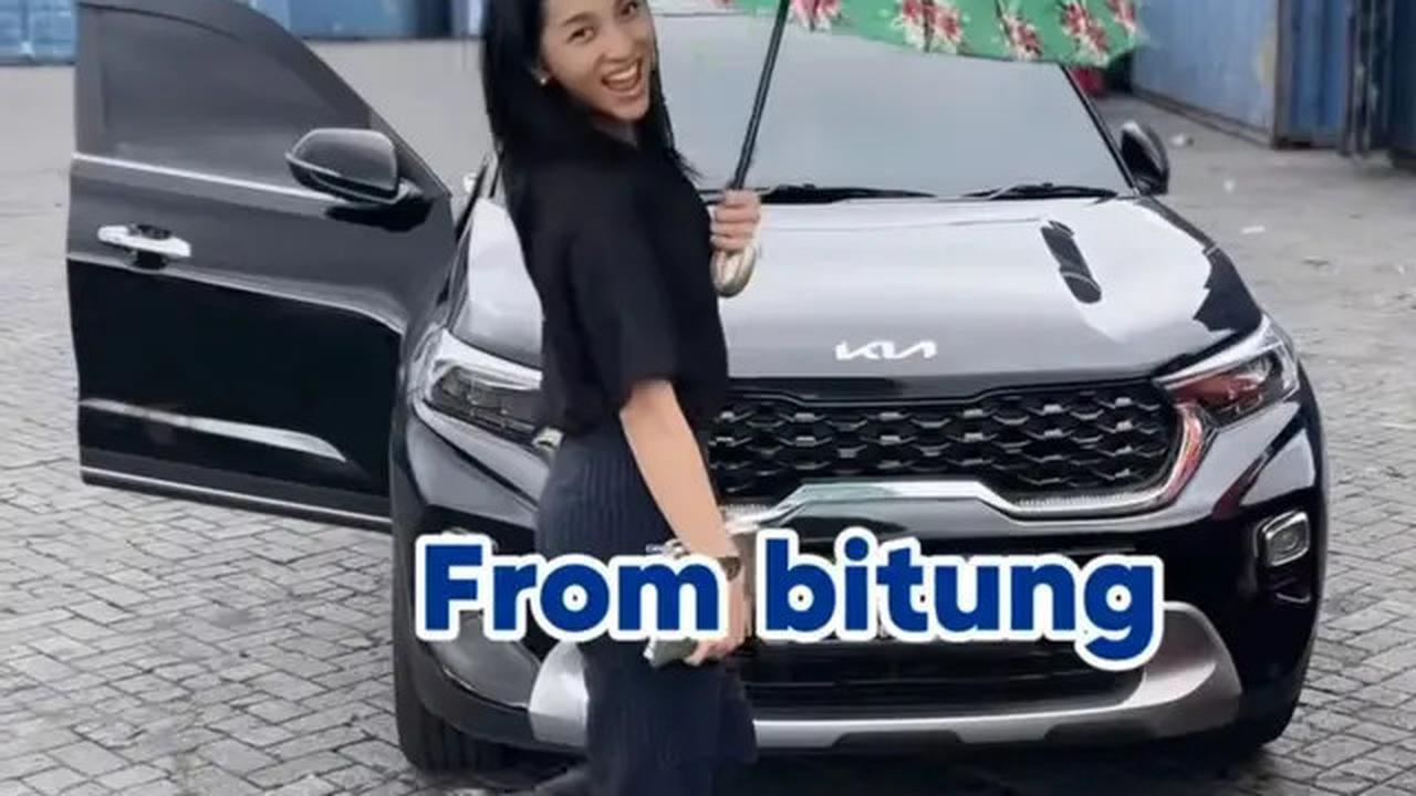7 Potret Harini Sondakh Pulang Kampung Manado, Rela Bawa Mobilnya Pakai Kargo