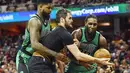 Pemain Cleveland Cavaliers, Kevin Love (tengah) berebut bola dengan para pemain Boston Celtics pada laga NBA di Quicken Loans Arena, (29/12/2016). (Reuters/Ken Blaze-USA TODAY Sports)