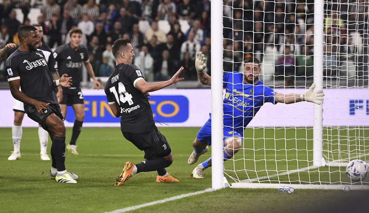 Pemain Juventus, Arkadiusz Milik (tengah) mencetak gol kemenangan ke gawang Lecce pada laga lanjutan Liga Italia 2023/2024 di Allianz Stadium, Juventus, Italia, Rabu (27/09/2023). Juventus berhasil menang dengan skor 1-0. (AP Photo/LaPresse/Fabio Ferrari)