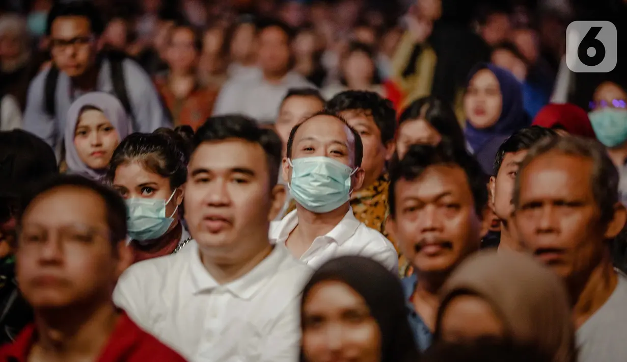 Sejumlah pengunjung menggunakan masker saat menyaksikan Java Jazz Festival 2020 di JIExpo Kemayoran, Jakarta, Jumat (28/2/2020). Promotor meminta penonton memakai masker saat menghadiri Java Jazz Festival 2020 untuk mengantisipasi penyebaran virus corona. (Liputan6.com/Faizal Fanani)