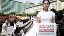 Seorang peserta aksi memegang poster disela kegiatan car free day di Bundaran HI, Jakarta, Minggu (8/5). Aksi itu merupakan solidaritas serta bentuk kecaman terhadap kekerasan seksual yang menimpa pelajar Bengkulu, Yuyun (14). (Liputan6.com/Faizal Fanani)