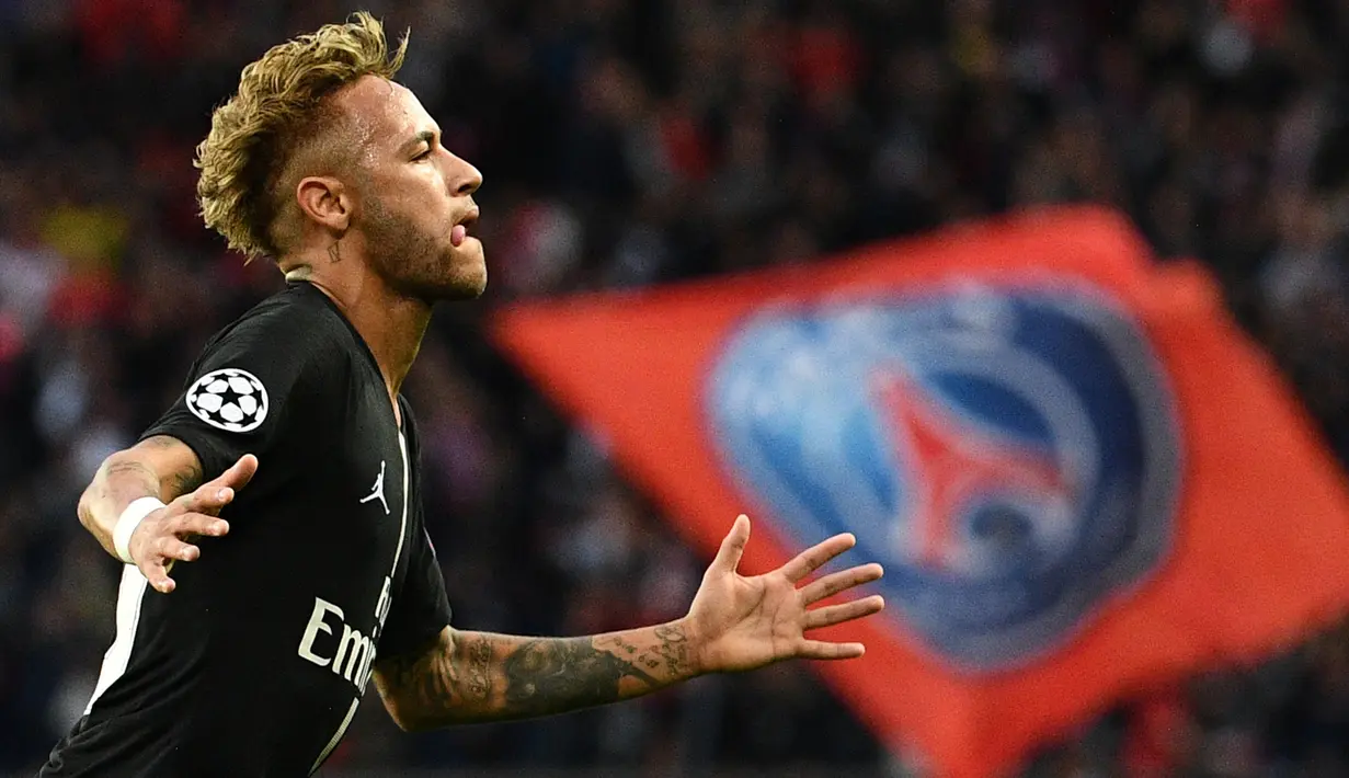 Striker PSG, Neymar, merayakan gol yang dicetaknya ke gawang Red Star pada laga Liga Champions di Stadion Parc des Princes, Paris, Rabu (3/10/2018). PSG menang 6-1 atas Red Star. (AFP/Franck Fife)