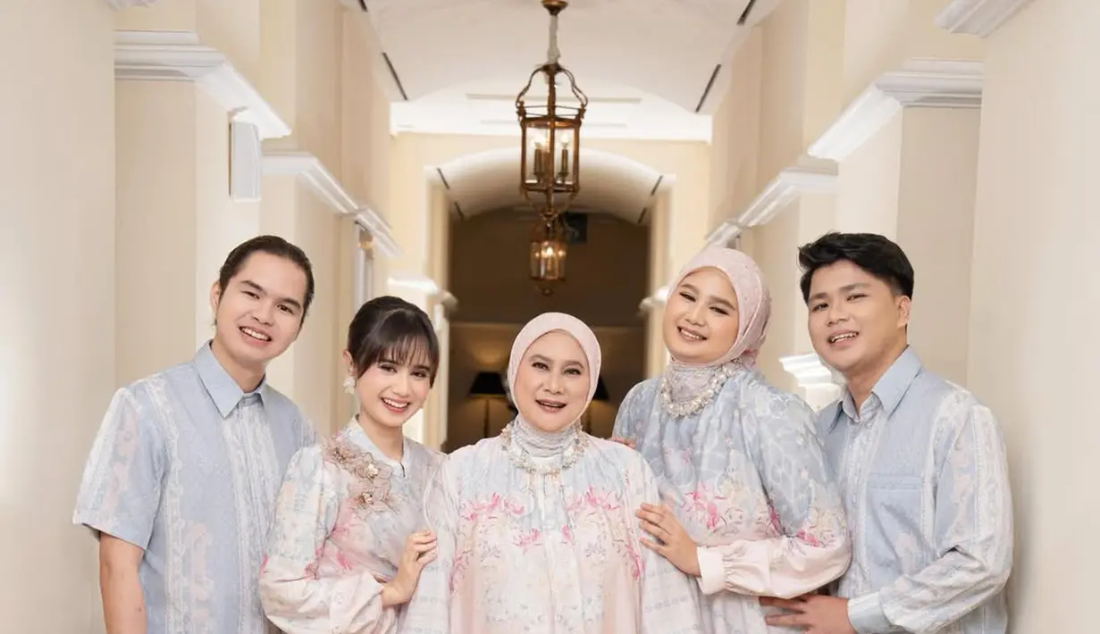 Tissa Biani rayakan Hari Ibu dengan foto keluarga bersama sang ibu dalam balutan busana muslim. Tissa, sang kakak Alita, dan sang ibu kompak dalam balutan busana muslim floral bernuansa baby pink [@tissabiani]