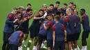 Pemain PSG saat menjalani sesi latihan jelang menghadapi Atalanta pada babak perempat final Liga Champions 2019/2020 di Estadio Da Luz, Kamis (12/8/2020). PSG akan melawan Atalanta untuk menentukan siapa yang lolos ke semi final. (AFP/Rafael Marchante/pool)