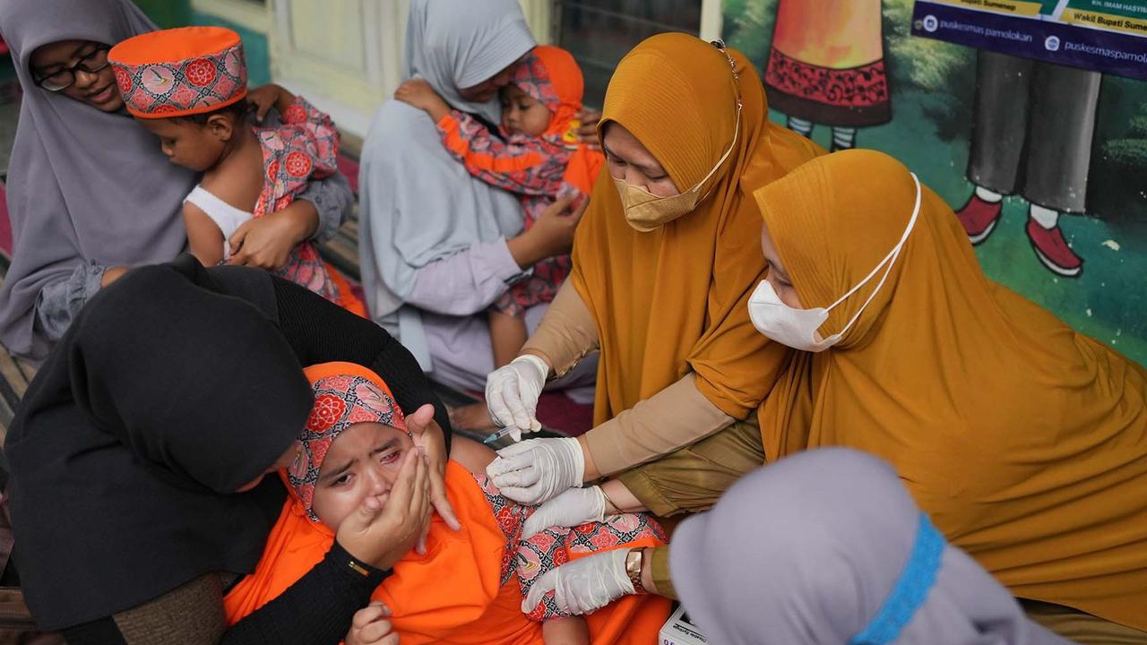 FOTO: Perjuangan Paramedis di Tengah Wabah Campak Sumenep