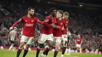 Kobbie Mainoo dari Manchester United, tengah, merayakan setelah mencetak gol pembuka timnya selama pertandingan sepak bola Liga Premier Inggris antara Manchester United dan Newcastle United, di Manchester, Inggris, Rabu, 15 Mei 2024. (AP Photo/Dave Thompson)