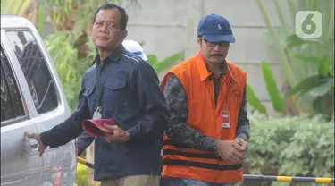 Mantan Ketua DPRD Tulungagung, Supriyono tiba untuk menjalani pemeriksaan di Gedung KPK, Jakarta, Selasa (7/1/2020). Supriyono diperiksa sebagai tersangka terkait dugaan menerima suap pengadaan barang dan jasa di Pemkab Tulungagung tahun anggaran 2018. (merdeka.com/Dwi Narwoko)