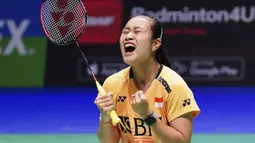 Ekspresi Lisa Ayu Kusumawati setelah memenangkan laga melawan pasangan Jepang, Kyohei Yamashita/Naru Shinoya di perempat final All England 2023. (AP/PA/Zac Goodwin)