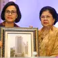 Menkeu Sri Mulyani Indrawati bersama istri mantan Menkeu Mar'ie Muhammad, Ayu Resmayati, foto bersama saat acara penetapan nama Gedung Utama Kantor Pusat Direktorat Jenderal Pajak (DJP) di Jakarta, Kamis (19/1). (Liputan6.com/Immanuel Antonius)