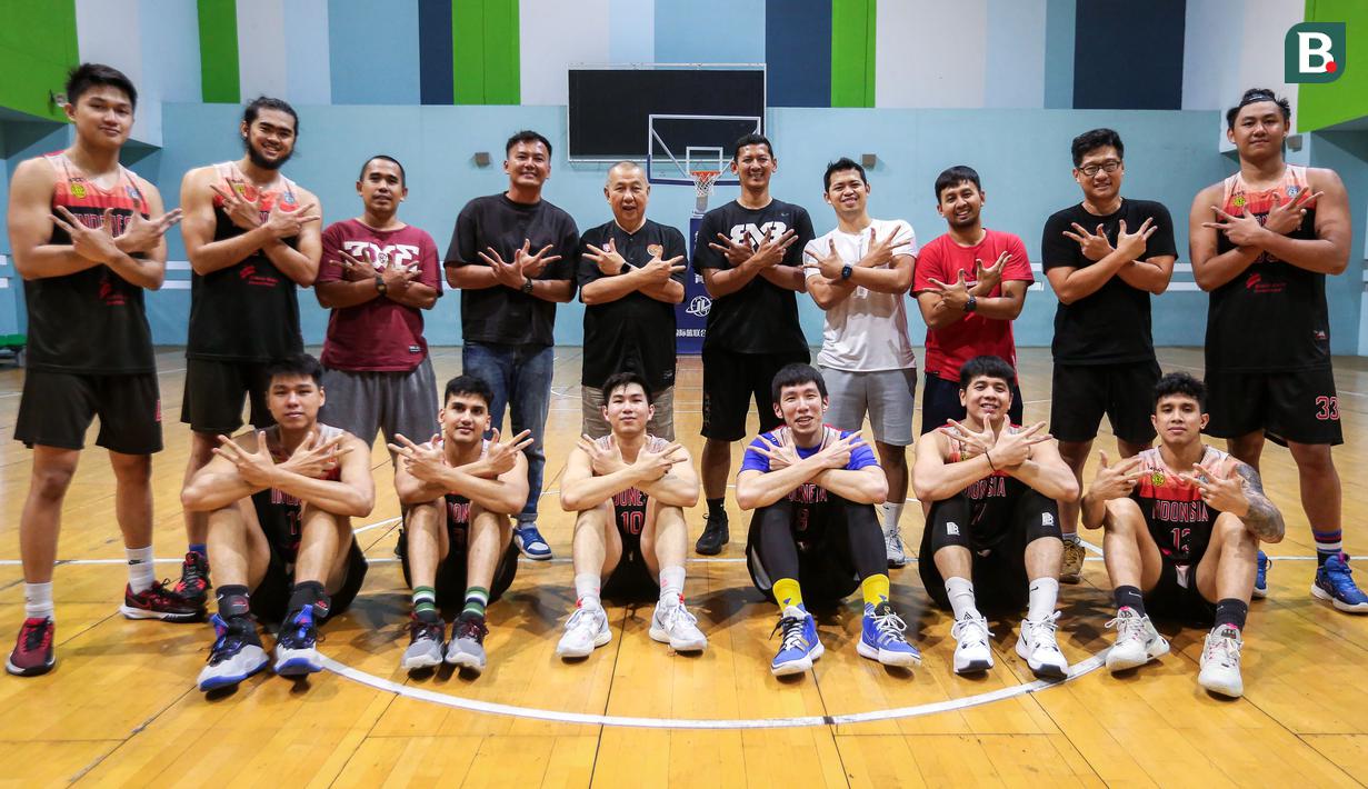Ketua Umum PP Perbasi Danny Kosasih, Pemain, pelatih, dan manajer Timnas Basket 3x3 Indonesia berfoto bersama setelah pemusatan latihan menjelang SEA Games 2023 di GBK Arena, Senayan, Jakarta, Sabtu (08/03/2023). Skuad asuhan Fandi Andika Ramadhani dua tahap TC, yaitu 5-19 April dan 26 April-3 Mei sebelum menentukan empat pemain yang akan dibawa ke SEA Games 2023. (Bola.com/Bagaskara Lazuardi)