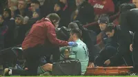 Bek Arsenal, Rob Holding, mengalami cedera saat melawan Manchester United di Old Trafford, Manchester, Rabu (5/12/2018). (AFP/Oli Scarff)